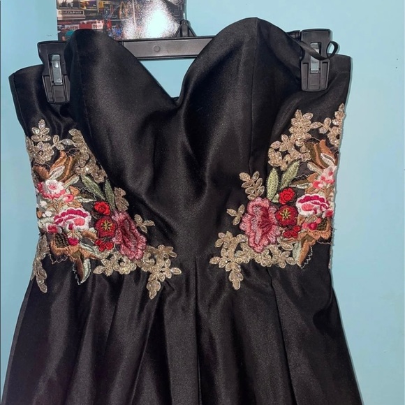 Macys sleeveless black embroidered homecoming dress - Picture 3 of 6